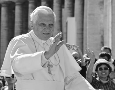 Papst Benedikt XVI. (schwarz-weißes Archivfoto)